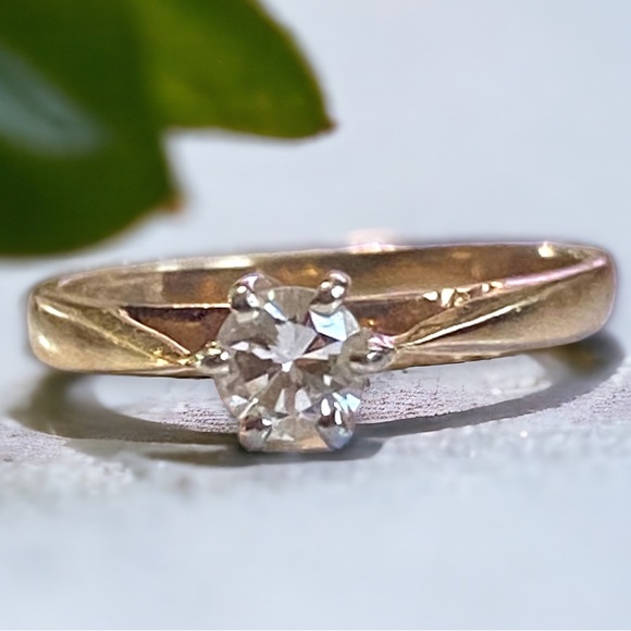 Vintage 14K Yellow Gold .33 CTW Round VS DIAMOND Engagement Ring Sz 5.25 BEAUTY!